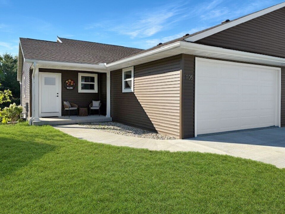 105 Sunflower St in Westby, WI - Building Photo