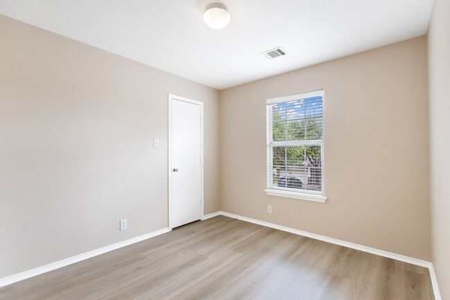 6526 Charles Field in San Antonio, TX - Building Photo - Building Photo