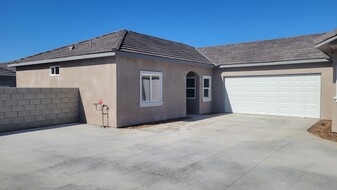 5005 Poppyseed St in Bakersfield, CA - Building Photo