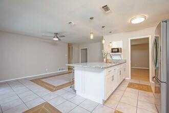 5019 Northfield Dr in San Antonio, TX - Foto de edificio - Building Photo