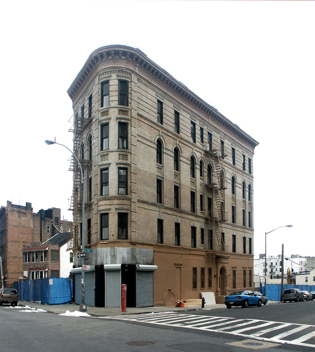 299 E 158th St in Bronx, NY - Foto de edificio