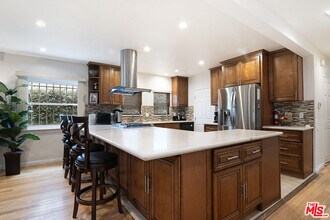 517 N Poinsettia Pl in Los Angeles, CA - Building Photo - Building Photo