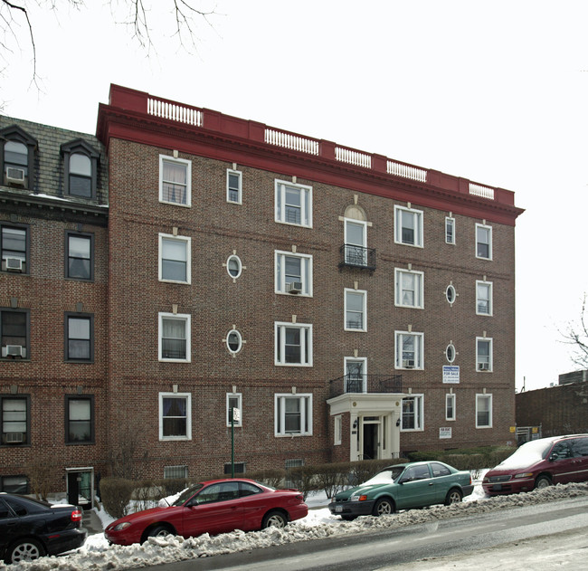 3757 85th St in Jackson Heights, NY - Foto de edificio - Building Photo