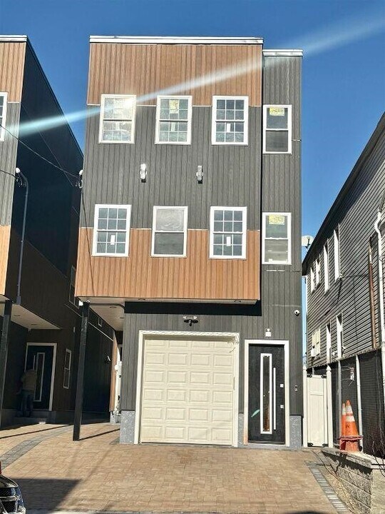 41 W 19th St in Bayonne, NJ - Building Photo
