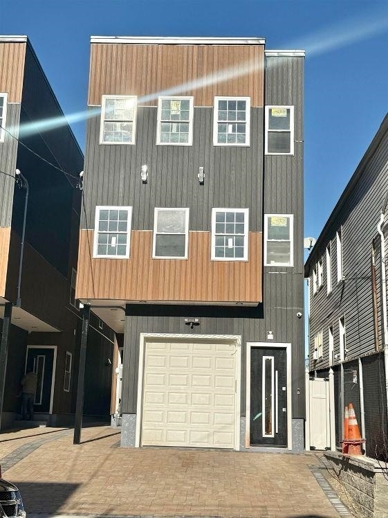 property at 41 W 19th St