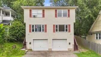 100 Meriden Rd in Waterbury, CT - Building Photo