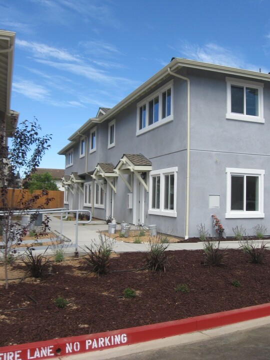 575 E Newlove Dr in Santa Maria, CA - Building Photo