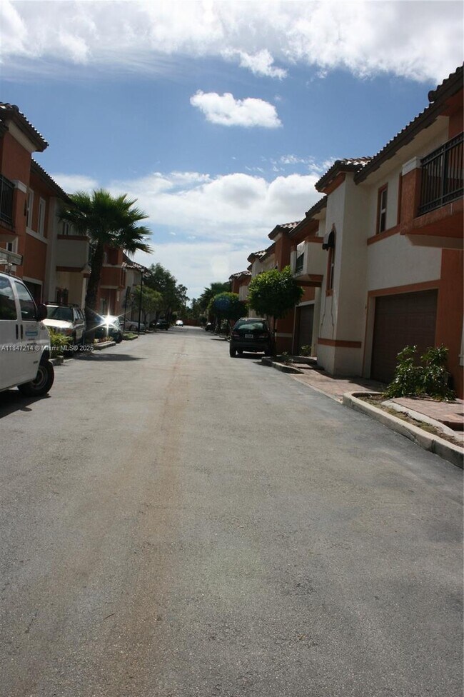 6006 SW 8th St in West Miami, FL - Building Photo - Building Photo
