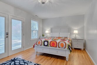 824 Warren Ave in Cary, NC - Foto de edificio - Building Photo