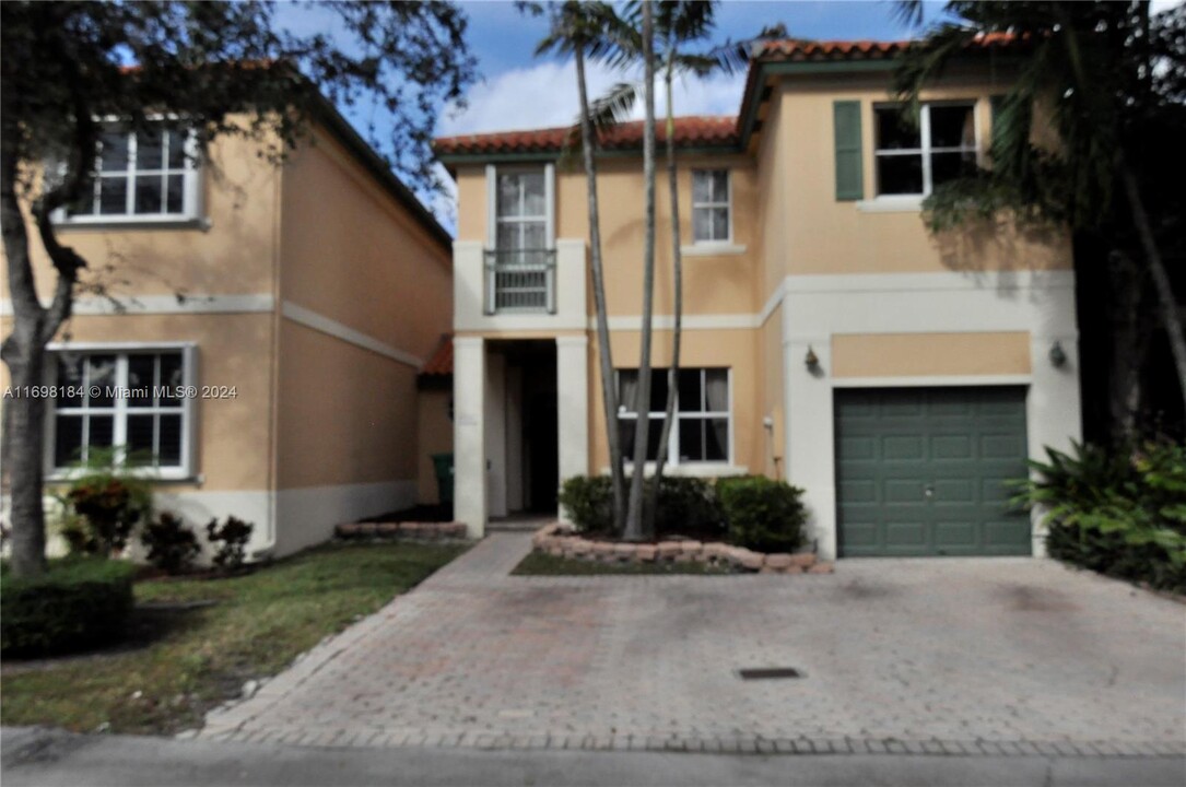 8391 NW 142nd St in Miami Lakes, FL - Building Photo