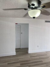 8752 SW 12th St, Unit 202 in Miami, FL - Building Photo - Building Photo
