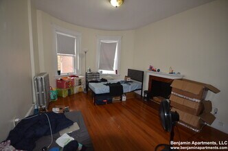 1688 Beacon St, Unit 1A in Brookline, MA - Foto de edificio - Building Photo
