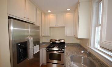33 Pratt St, Unit 1 in Boston, MA - Foto de edificio - Building Photo