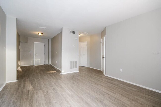 6813 N Clearview Ave in Tampa, FL - Building Photo - Building Photo