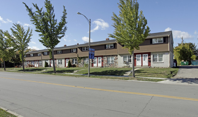 Midwest Apartments in Milwaukee, WI - Foto de edificio - Building Photo