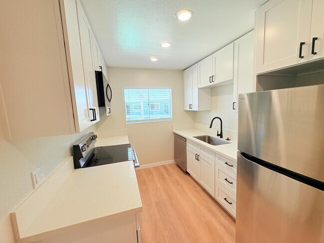 328 S Weitzel St in Oceanside, CA - Building Photo - Building Photo