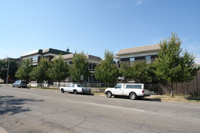 Cherokee Apartments in Wichita, KS - Building Photo - Building Photo