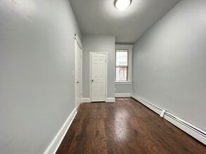 31 Thorne St, Unit 1 in Jersey City, NJ - Building Photo - Building Photo