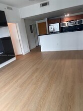 253 NE 2nd St, Unit 2701 in Miami, FL - Foto de edificio - Building Photo