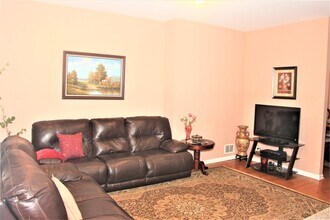 2492 Waterbury Ln in Buffalo Grove, IL - Building Photo - Building Photo
