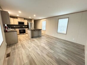 29810 W Essex Ct in New Baltimore, MI - Foto de edificio - Building Photo