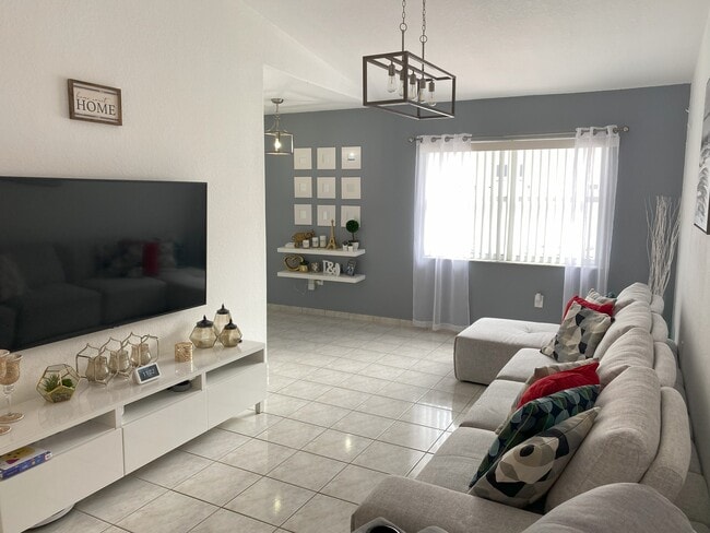 7027 W 33rd Ln in Hialeah, FL - Building Photo - Building Photo