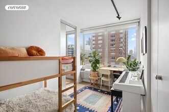 353 E 72nd St in New York, NY - Building Photo - Building Photo