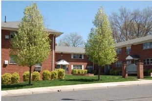 139 W Englewood Ave in Teaneck, NJ - Building Photo