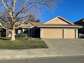 1580 Rehrmann Dr in Dixon, CA - Building Photo