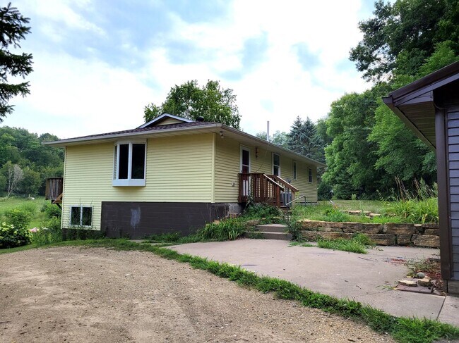 134 Paulson Rd in River Falls, WI - Building Photo - Building Photo