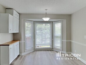 5029 English Village Dr in Nashville, TN - Foto de edificio - Building Photo