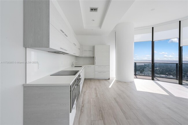 45 SW 9th St, Unit 4706 in Miami, FL - Foto de edificio - Building Photo