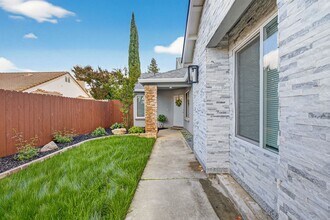 8005 Delage Way in Sacramento, CA - Building Photo - Building Photo