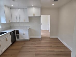 6703 Cedros Ave in Los Angeles, CA - Building Photo - Building Photo