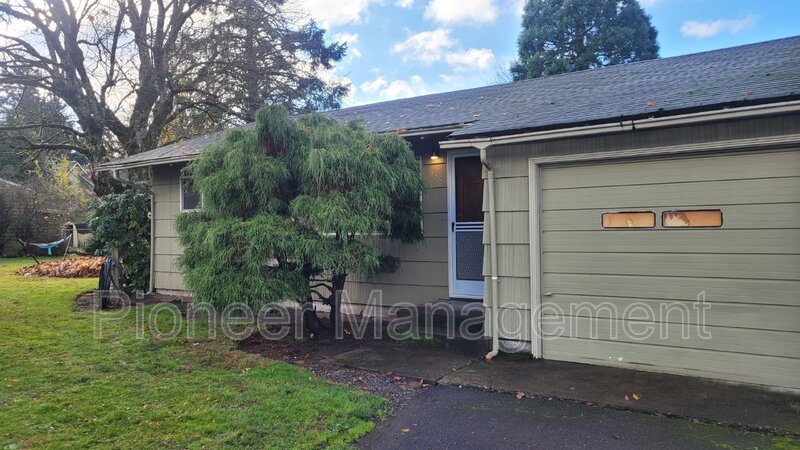 220 Sunnyside Dr in Eugene, OR - Building Photo