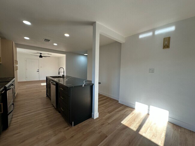 1032 E Hassett Ave in Las Vegas, NV - Building Photo - Building Photo