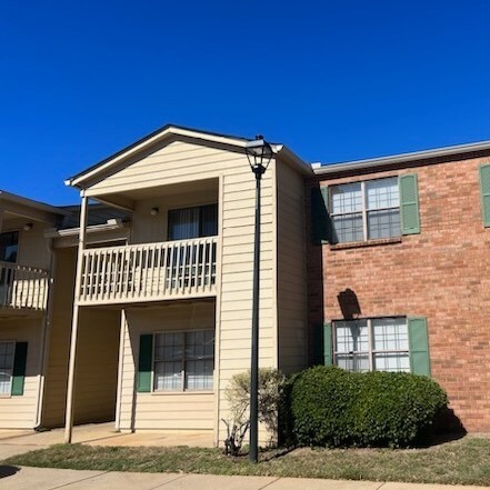 Old Town Square Apartments in Daleville, AL - Building Photo