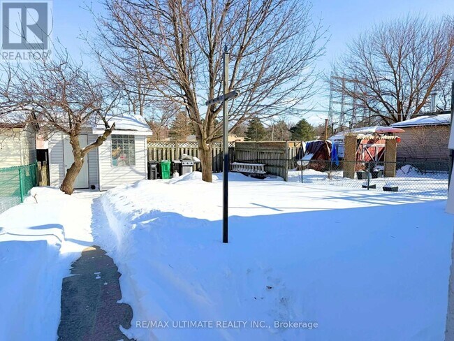 2201 Stir Crescent in Mississauga, ON - Building Photo - Building Photo