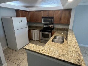 2740 Coconut Bay Ln in Sarasota, FL - Foto de edificio - Building Photo