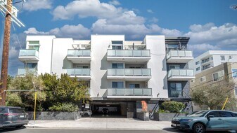 7133 Hawthorn Ave in Los Angeles, CA - Building Photo