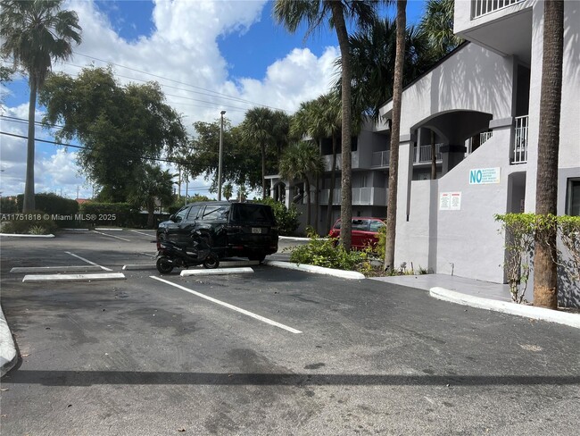 2760 W 76th St, Unit 202 in Hialeah, FL - Building Photo - Building Photo