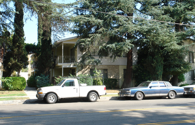 5742 Hazeltine Ave in Van Nuys, CA - Building Photo - Building Photo