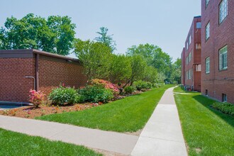 30 Outlook Ave in West Hartford, CT - Foto de edificio - Building Photo