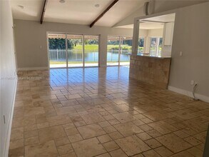 10335 NW 46th St in Doral, FL - Building Photo - Building Photo
