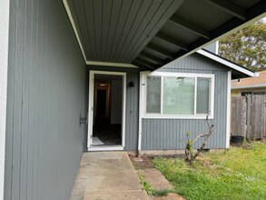 7109 SE Martins St in Portland, OR - Building Photo - Building Photo