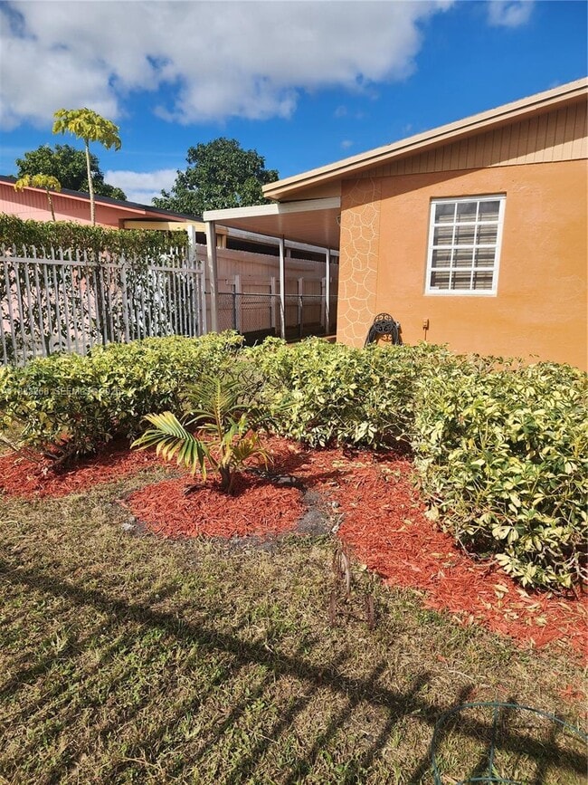 4447 NW 169th Terrace in Miami Gardens, FL - Building Photo - Building Photo