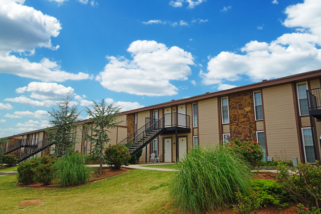 Haydens Landing in Moore, OK - Foto de edificio - Building Photo