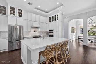 24920 Divot Dr in Bonita Springs, FL - Foto de edificio - Building Photo