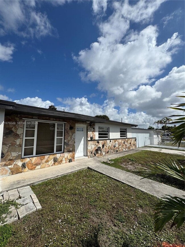 5255 NW 181st Terrace in Miami Gardens, FL - Building Photo - Building Photo