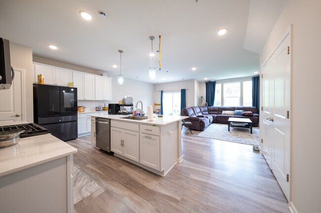 4872 Avery Ct in Eagan, MN - Building Photo - Building Photo